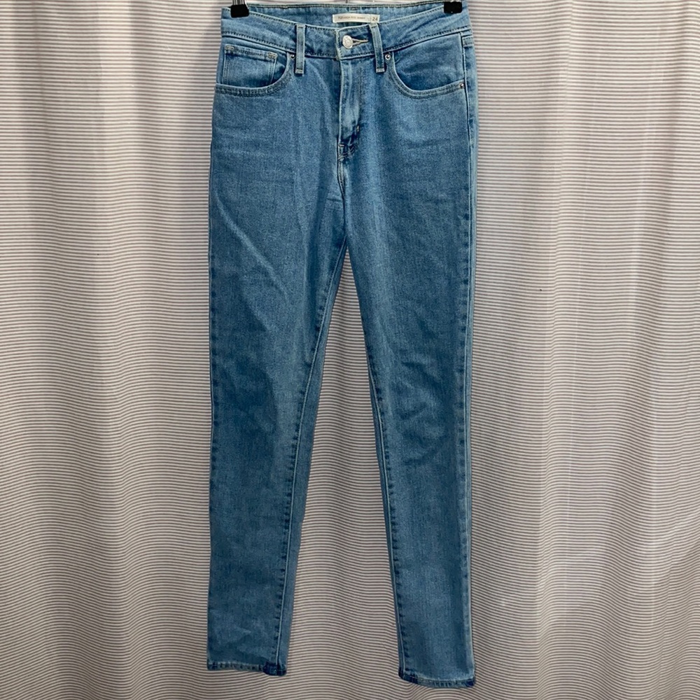 🎉 3 items for $20! Levi’s 721 High Rise Skinny Light Blue